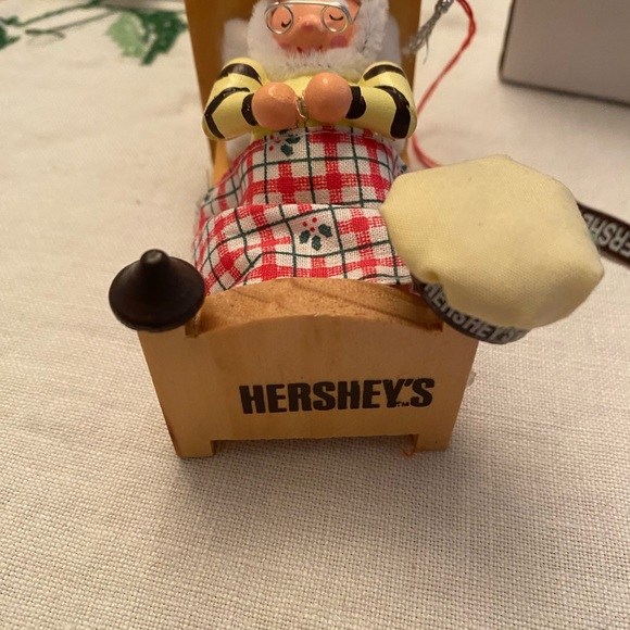 Vintage’97 Hershey Collectibles - Picture 3 of 8